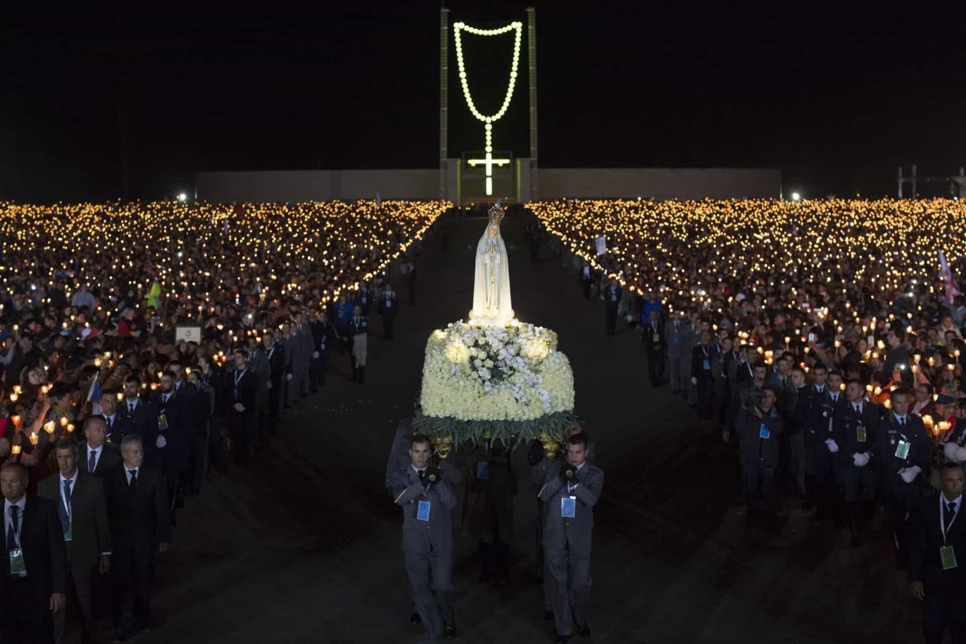 <p>Chaque année, des millions de pèlerins se rassemblent au sanctuaire de Notre-Dame de Fátima pour marquer les anniversaires des apparitions de la Vierge Marie en 1917.</p><p>Découvrez aussi: <a class="gs-title" href="https://www.starsinsider.com/fr/lifestyle/490940/jesus-christ-ces-miracles-dont-il-est-lauteur" rel="noopener">Jésus-Christ: ces miracles dont il est l'auteur</a></p><p>Sources: (<a href="https://www.portugal.com/history-and-culture/what-happened-at-the-miracle-of-fatima/" rel="noopener">Portugal.com</a>) (<a href="https://www.ocp.org/en-us/blog/entry/our-lady-of-fatima-centennial" rel="noopener">Oregon Catholic Press</a>) (<a href="https://www.cath.ch/newsf/fatima-histoire-dun-siecle-deux-ans/">Cath.ch</a>)</p>