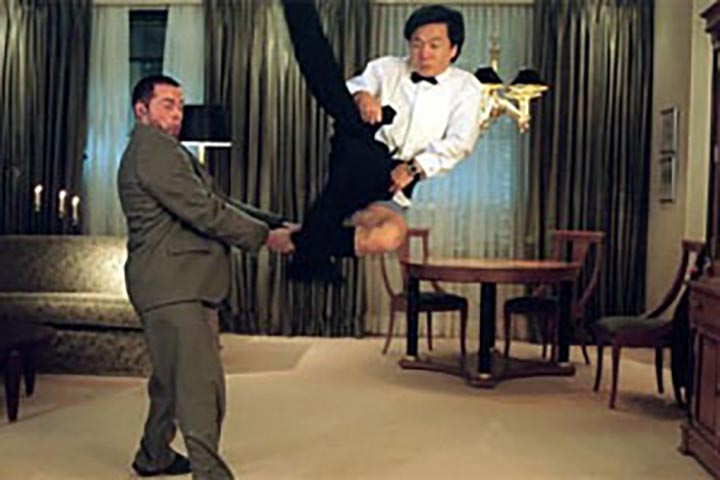 Slide 13 de 40: Uma das características de Chan é dispensar dublês. Ele já sofreu fraturas em gravações.