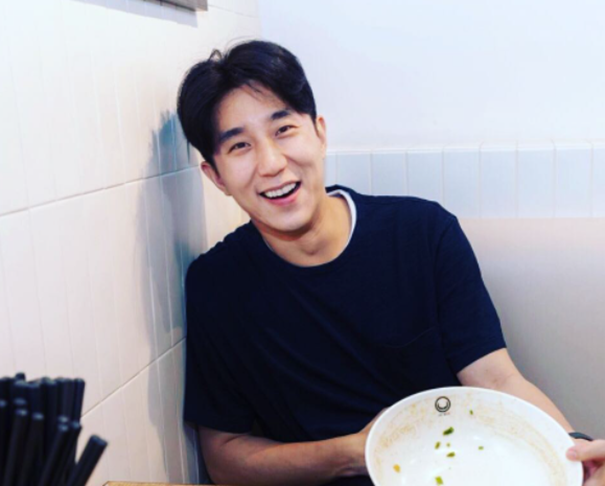 Slide 25 de 40: O filho de Jackie Chan passou a seguir a carreira artística e adotou o nome de Jaycee Chan. Hoje tem 39 anos. É cantor a ator, nascido nos EUA.