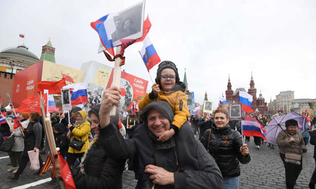 Diapositiva 2 de 24: Aquí vemos a los rusos llevando retratos de sus familiares, soldados de la Segunda Guerra Mundial, mientras participan en la marcha del Regimiento Inmortal en la Plaza Roja en el centro de Moscú este 9 de mayo de 2022.