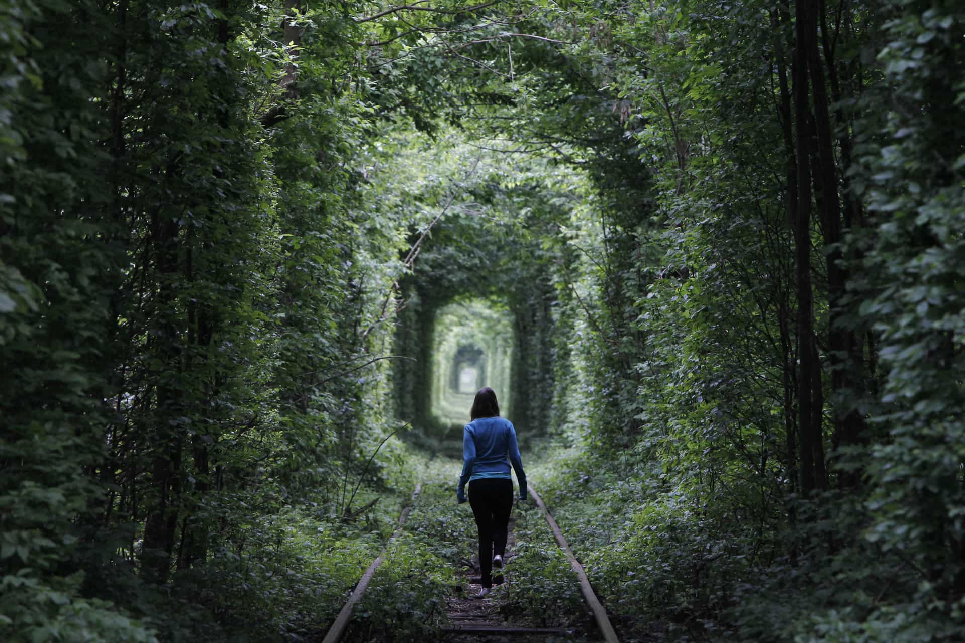 Dans la petite ville de Kleven, une jeune fille marche sur la voie ferrée abandonnée, dans un lieu connu comme le "Tunnel de l'amour".