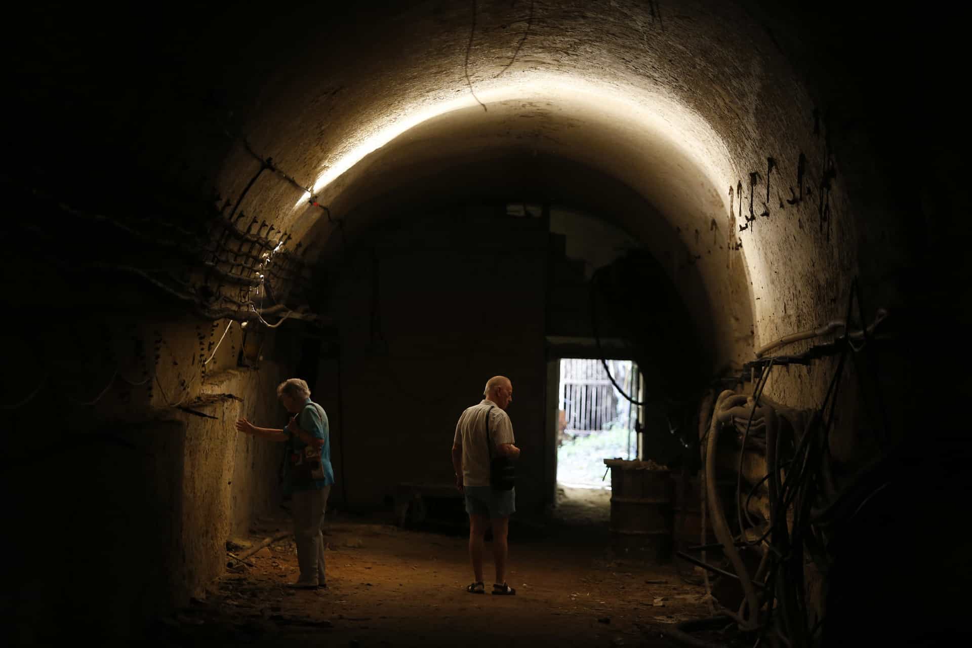 À La Vallette, les visiteurs peuvent traverser un tunnel appartenant anciennement à la société ferroviaire de Malte. La voie de chemin de fer a cessé son activité en 1931.