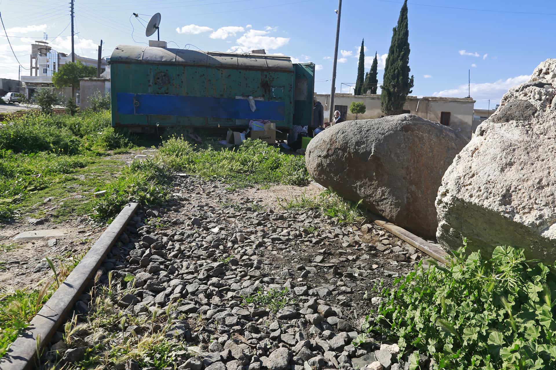 Une caravane à la gare de Tall Rifaat. Cette gare faisait la jonction entre le district d'Alep et la Turquie. Elle a été fermée suite au conflit syrien.