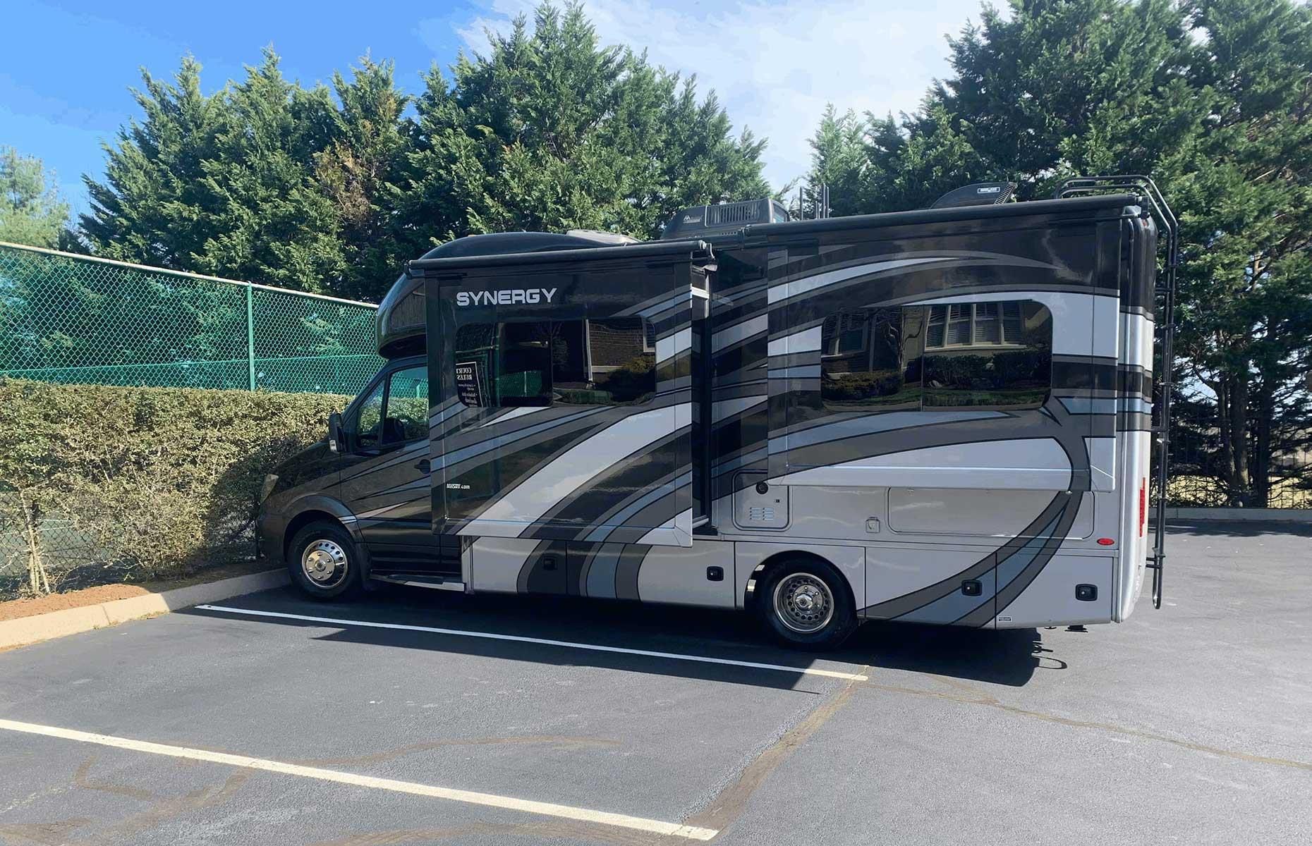 At 24 feet (7m) long, the 2018 Thor Synergy is an easy ride for first-time drivers. This Class C motorhome sleeps up to four passengers and is perfect for a longer weekend getaway, with outdoor amenities allowing you to make the most of your surroundings.