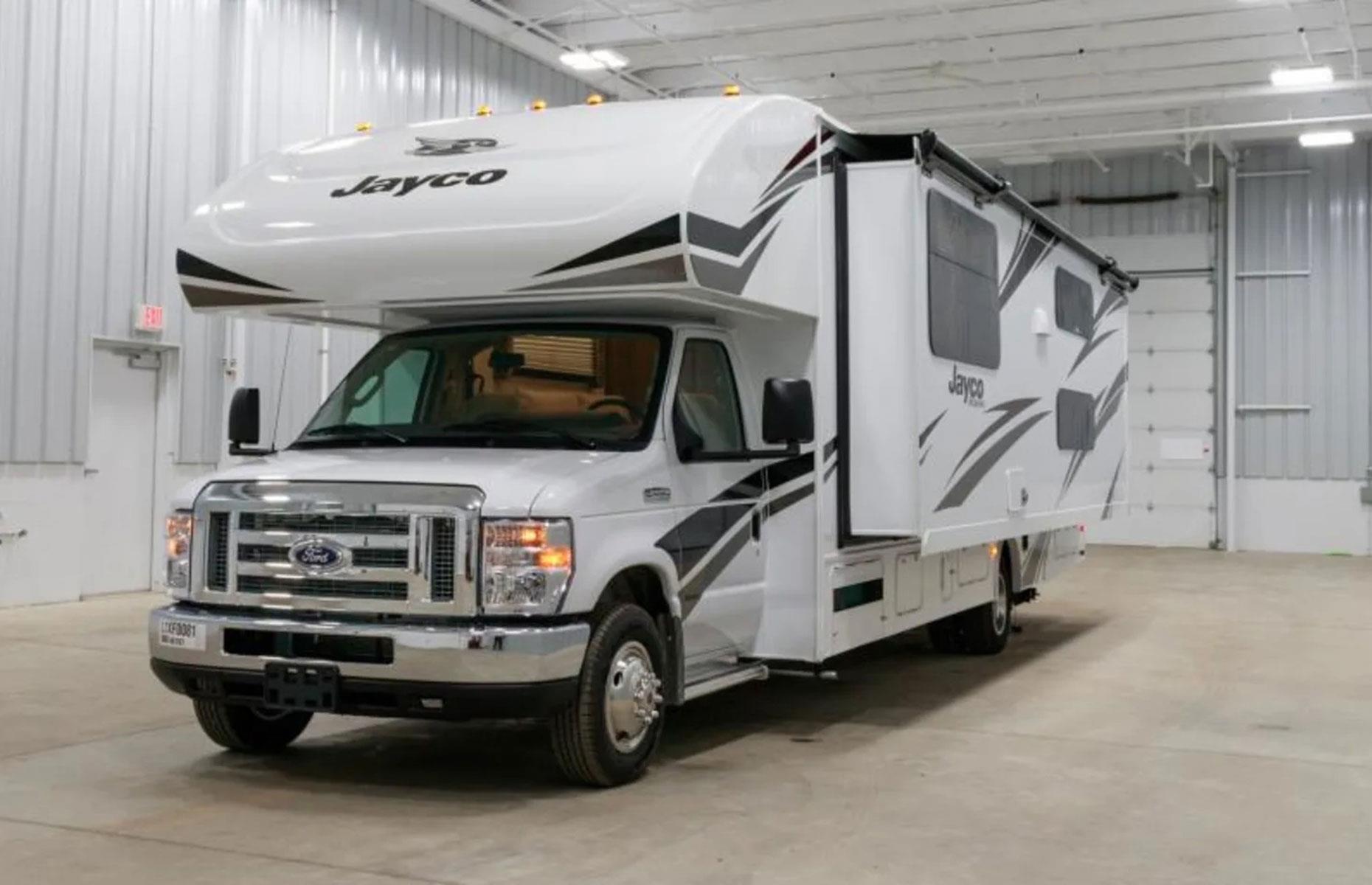 Invite the whole family on this Class C motorhome – at 32 feet long (10m) and seven feet (2m) high, the spacious RV can comfortably accommodate up to eight guests, perfect for a large family. The Jayco Redhawk comes fully equipped with all the luxury modern amenities you’d need for a road trip.
