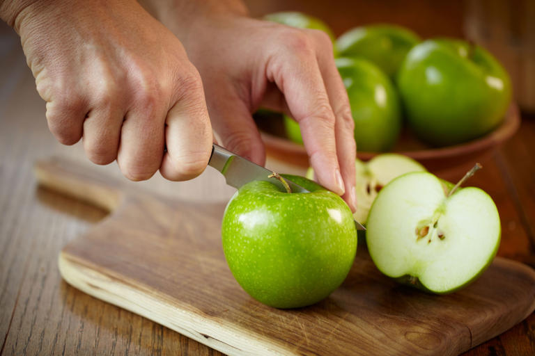 La manzana tiene proteínas y vitaminas C y E, además de dosis de hierro y potasio, esenciales para el buen funcionamiento del organismo.