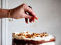 פודינג שוקולד מלוח עם שמנת חמוצה מוקצפת צילום: Johnny Miller / The New York Tim