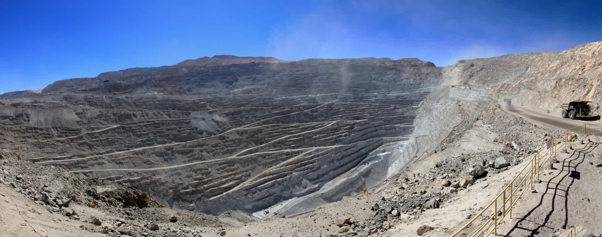 Chuquicamata est la plus grande carrière à ciel-ouvert du monde. Elle fait 4 km sur 2, et est profonde de plus de 750 mètres. Tous les jours, on y extrait 1 000 tonnes de cuivre.