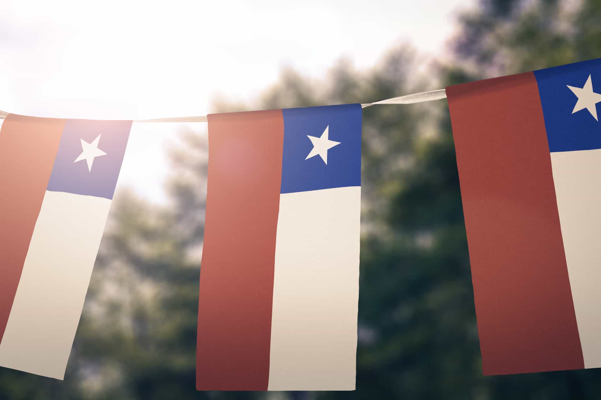 Au Chili, une loi oblige les habitants à hisser le drapeau chilien le 21 mai (le jour de la marine) et les 18 et 19 septembre (les jours de Fêtes de la Patrie). Ne pas le faire peut valoir une amende.