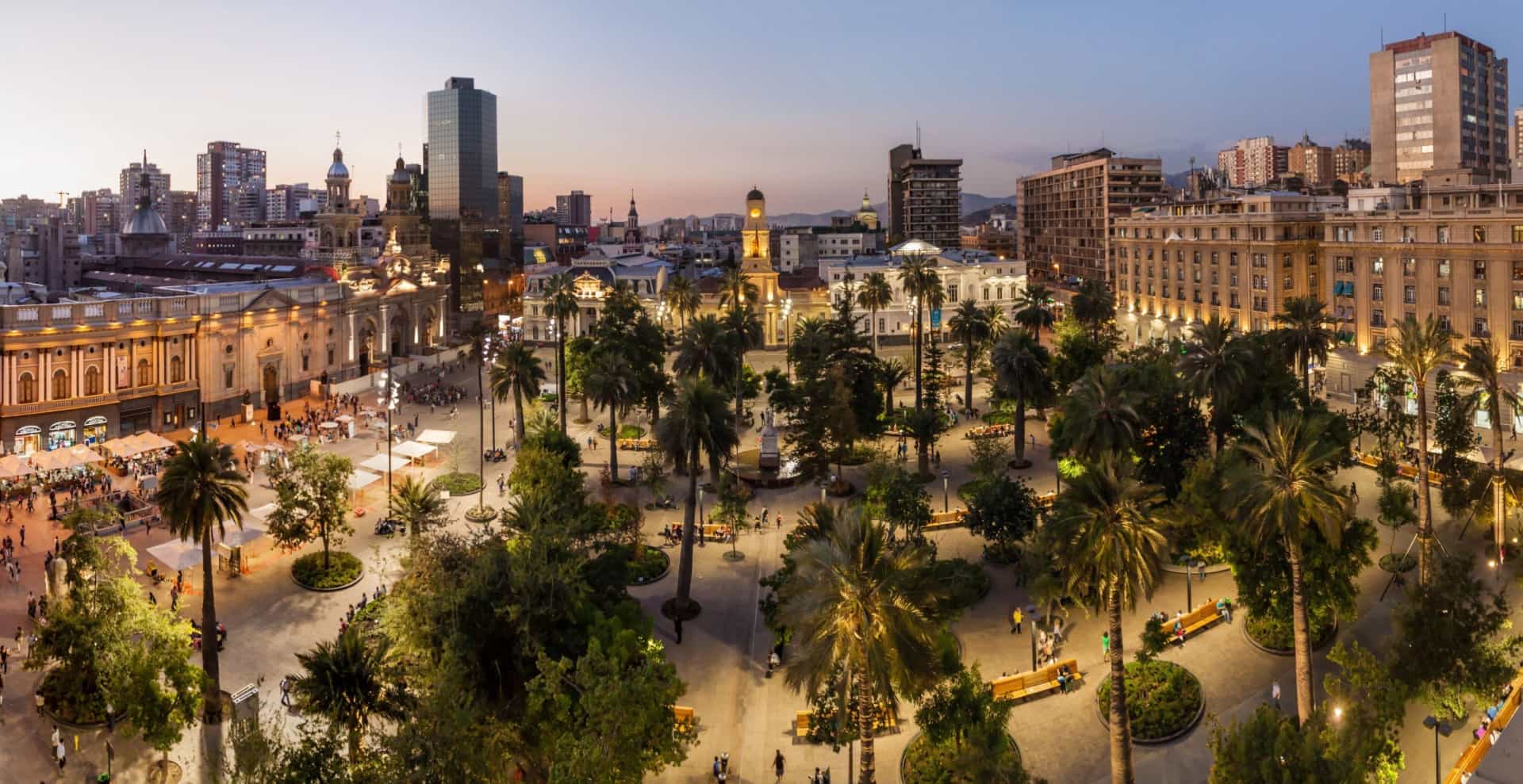 Santiago est la capitale du Chili et c'est la ville la plus grande et la plus <a href="https://fr.starsinsider.com/travel/184199/quelles-sont-les-villes-les-plus-peuplees-de-france" rel="noopener">peuplée</a> du pays: un tiers de la population y réside.
