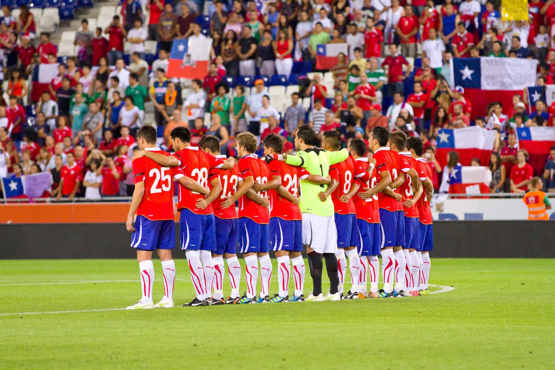 Le foot est le sport le plus populaire du Chili. Le pays a déjà participé à neuf Coupes du Monde.