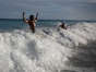 Turistas estadunidenses se bañan en la playa de Tulum, México. (AP)
