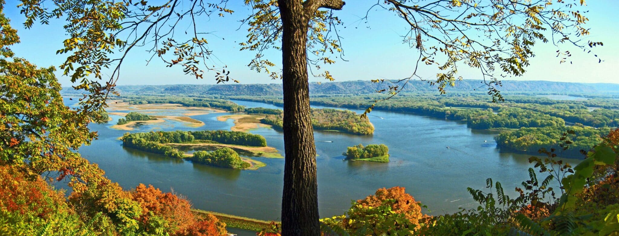 <p>The Great River Road National Scenic Byway runs parallel to the Mississippi River throughout the length of the state. A perfect trip for outdoor enthusiasts or history buffs, this 328-mile drive features stunning vistas, quaint river towns, limestone bluffs, and the history of the people living there for thousands of years.</p>