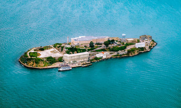 Diapositive 1 sur 22: Tout le monde a entendu parler d’Alcatraz. Il s’agit d’une petite île située au milieu de la baie de San Francisco, en Californie, aux États-Unis. Pendant plusieurs décennies, elle servait de forteresse. Elle est devenue par la suite une prison fédérale de haute sécurité (1934-1963).