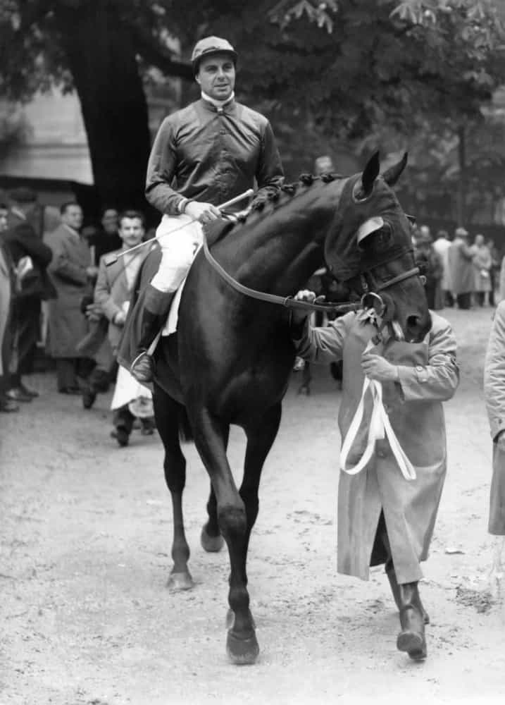 <p>Der junge Prinz Aly Khan war von Geschwindigkeit und Nervenkitzel besessen. Er ritt seine Pferde ungeheuerlich schnell, fuhr beim Großen Preis von Monaco mit und jagte wilde Tiere wie Tiger und Löwen. All dies war "fabelhaft amüsant", wie er es selbst beschrieb.</p>