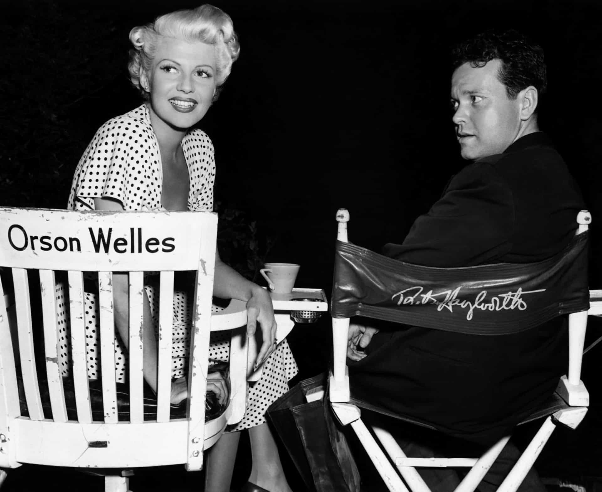 <p>Hayworth war zu jener Zeit noch mit dem berühmten Regisseur Orson Welles verheiratet, doch ihre Ehe stand kurz vor dem Ende. Sie fand den Prinzen auf der Feier sehr charmant und er war absolut verrückt nach ihr.</p>