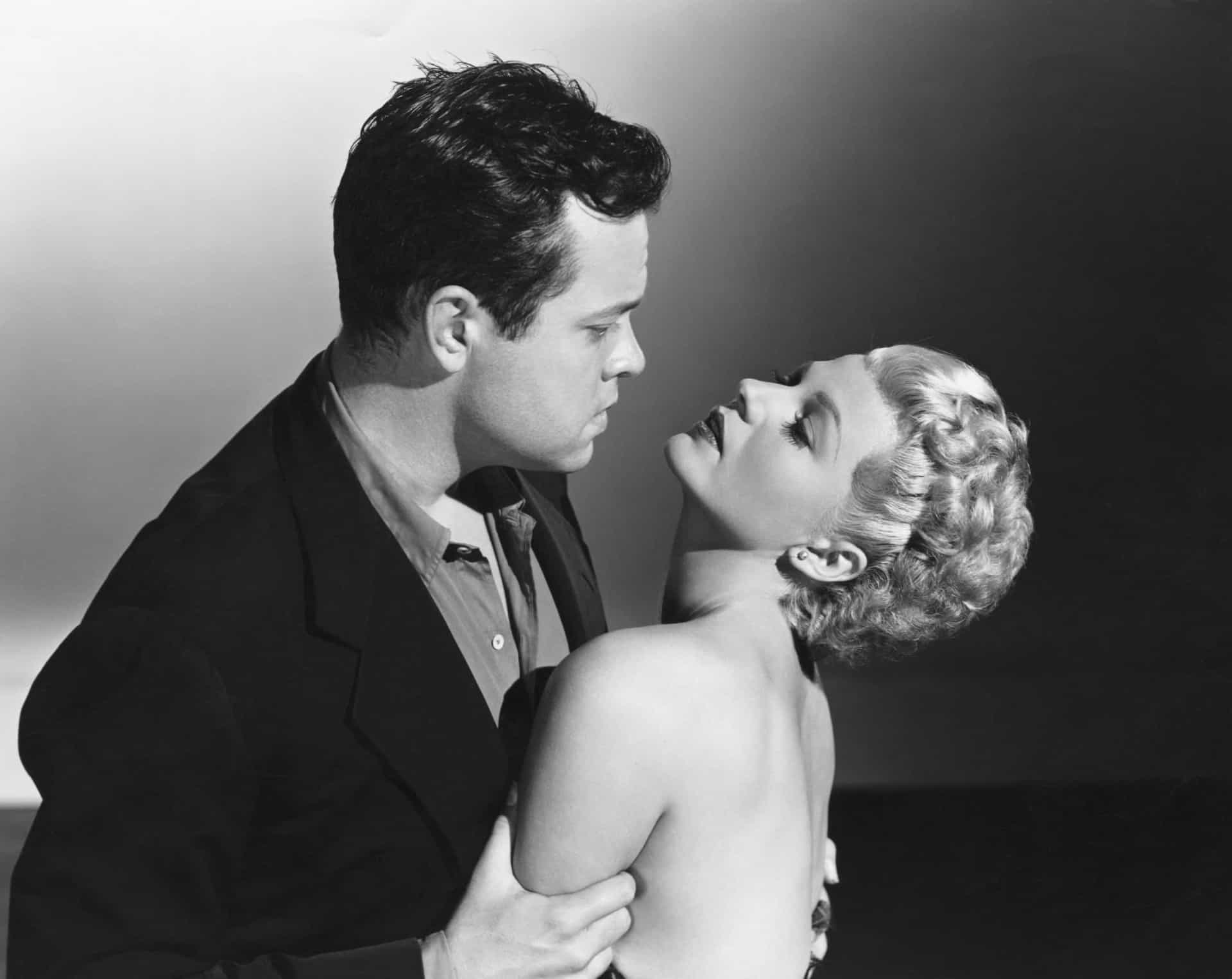 <p>Sie schrieb eine dringliche Nachricht an Orson Welles, sie noch vor der Hochzeit zu treffen. Er kam im Hotel an und fand ein Zimmer voller Kerzen und Champagner. Hayworth machte ihm einen Heiratsantrag.</p>