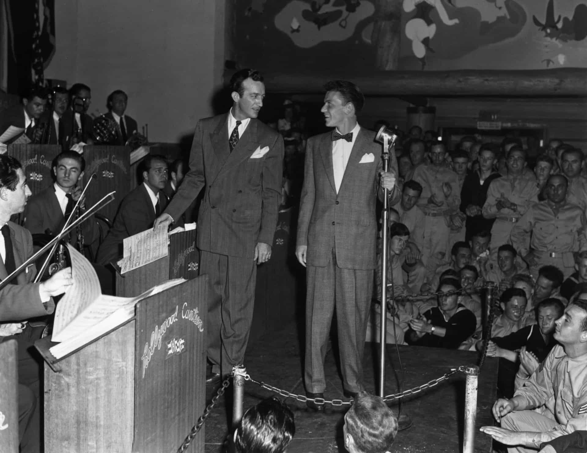 Sinatra nahm seine erste Single "From The Bottom Of My Heart" mit Harry James (Bild links) und seiner Band am 13. Juli auf. Leider verkaufte sich die Platte nicht gut.