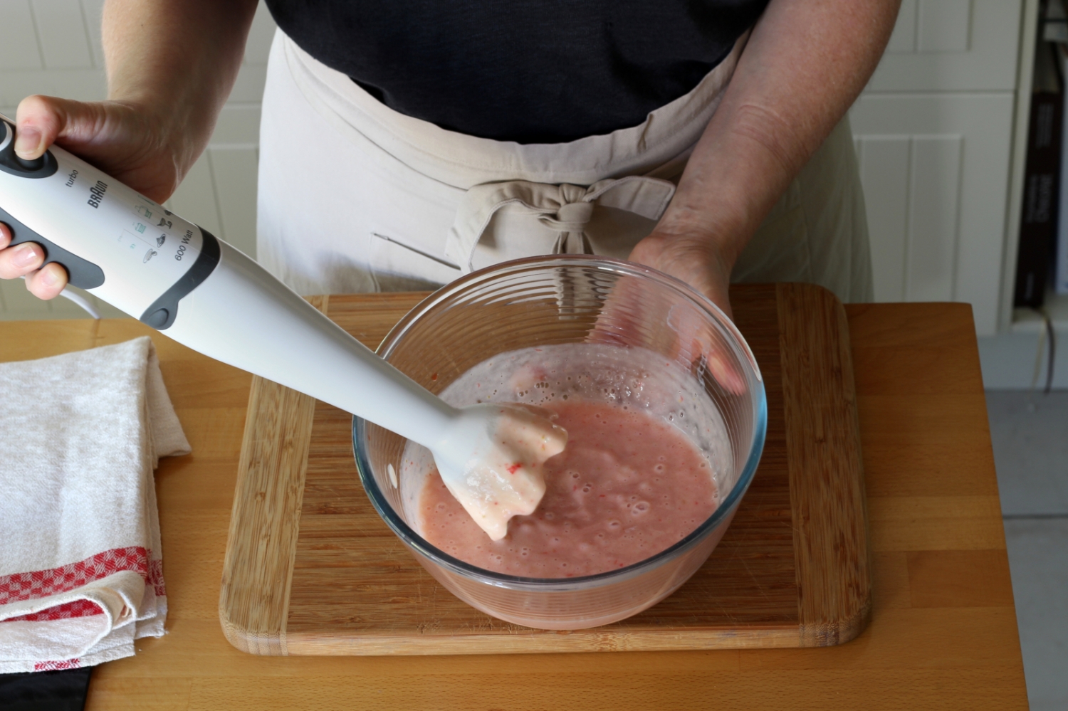 Unser Frühlings-Power-Frühstück: Smoothie-Bowl mit Erdbeeren, Kiwi und ...