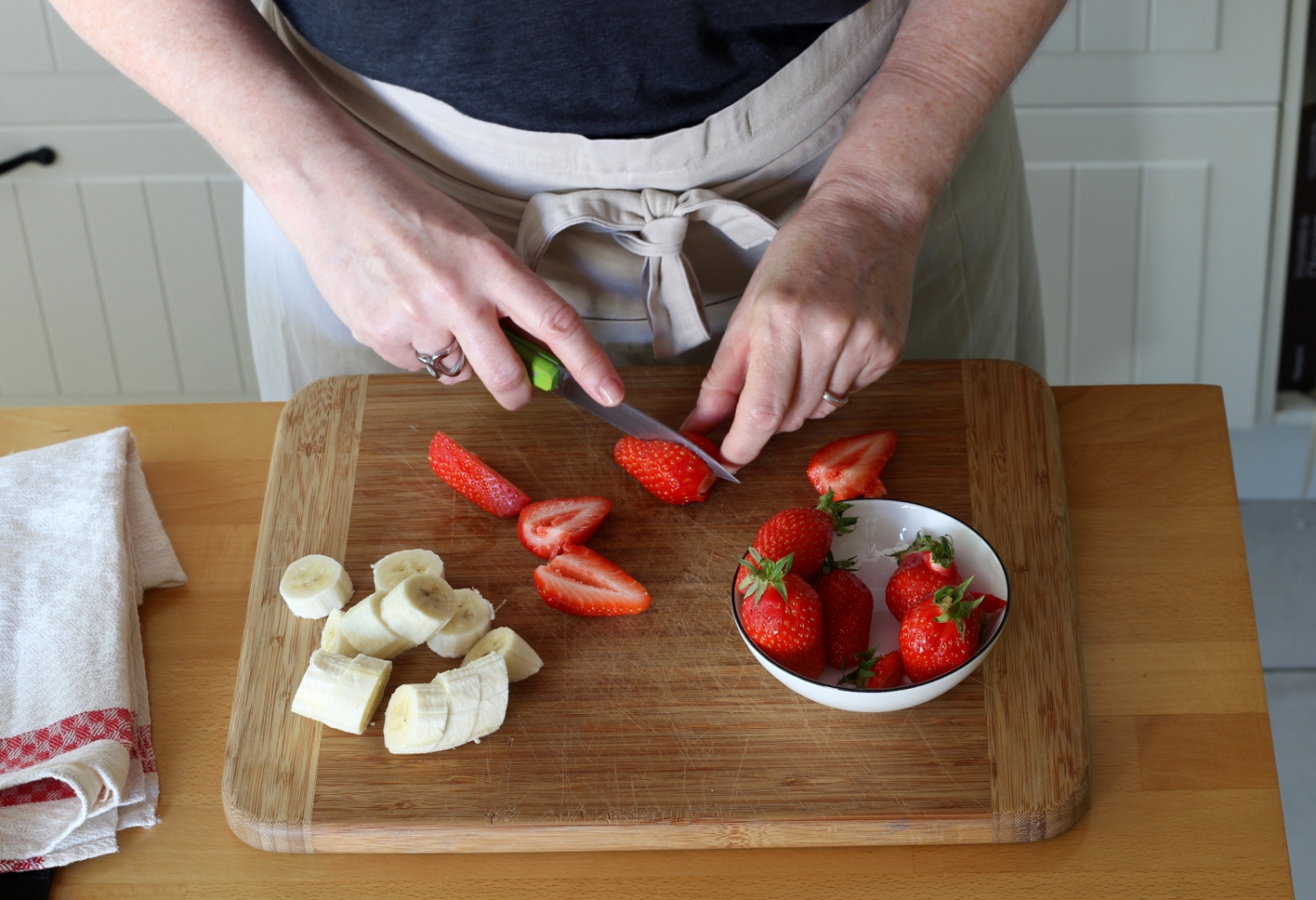 Unser Frühlings-Power-Frühstück: Smoothie-Bowl mit Erdbeeren, Kiwi und ...