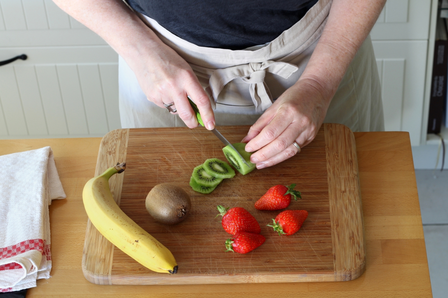 Unser Frühlings-Power-Frühstück: Smoothie-Bowl mit Erdbeeren, Kiwi und ...