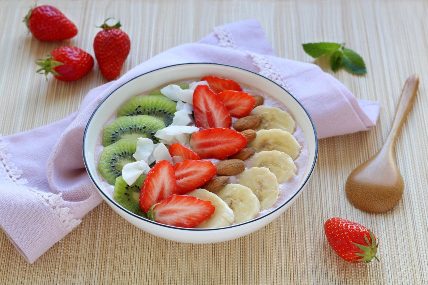 Unser Frühlings-Power-Frühstück: Smoothie-Bowl mit Erdbeeren, Kiwi und ...