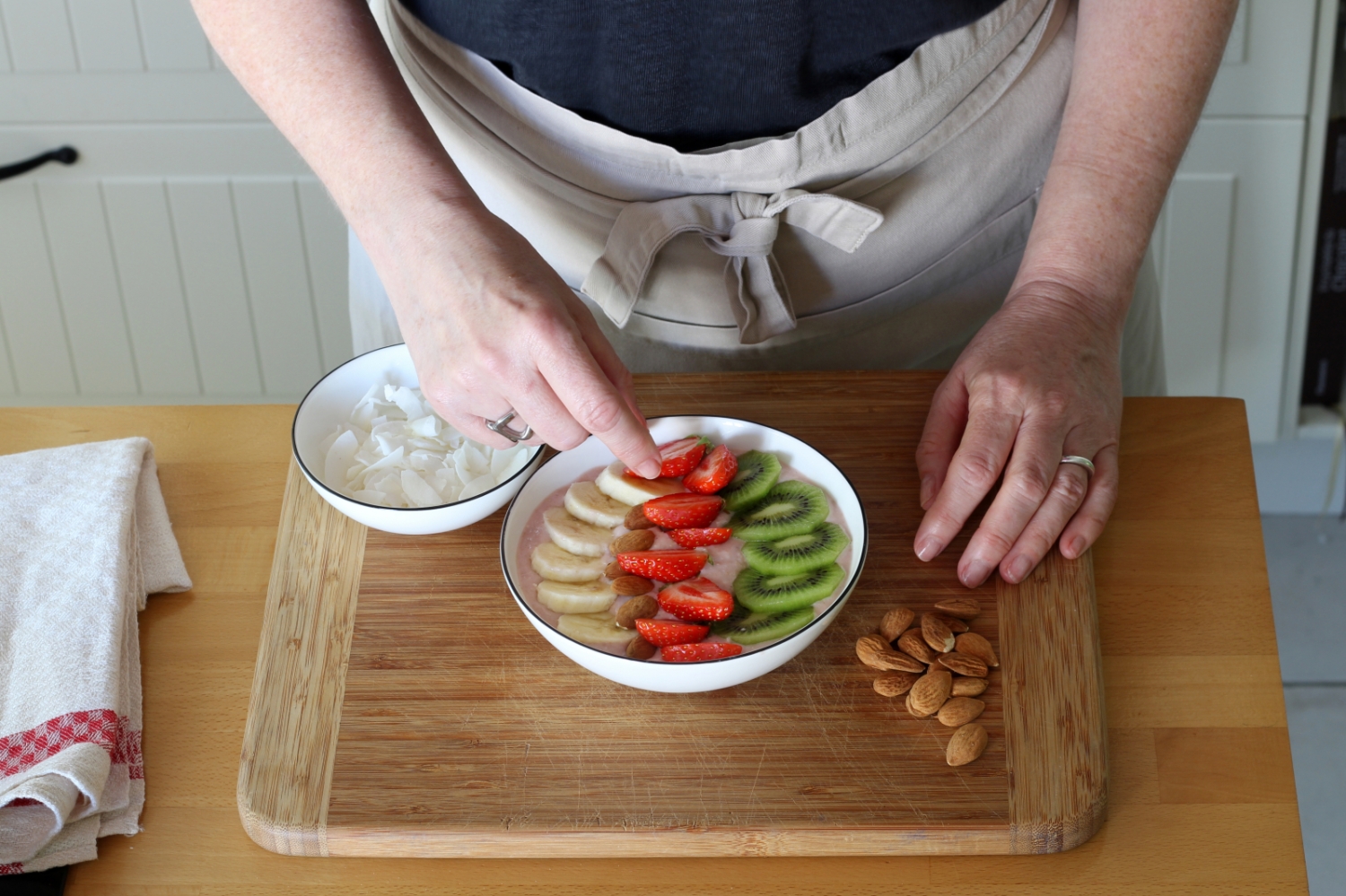 Unser Frühlings-Power-Frühstück: Smoothie-Bowl mit Erdbeeren, Kiwi und ...