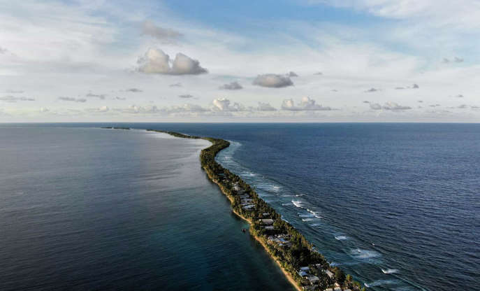 Slide 30 de 34: Tuvalu está considerando construir uma ilha artificial, para dragar e recuperar terras ao sul da ilha Fongafale, elevar a terra a 10 m acima do nível do mar e construir habitações de alta densidade. É um plano que custaria US$ 300 milhões, mas que o país não tem dinheiro para colocar em prática.Siga-nos e tenha acesso a um excelente conteúdo exclusivo todos os dias