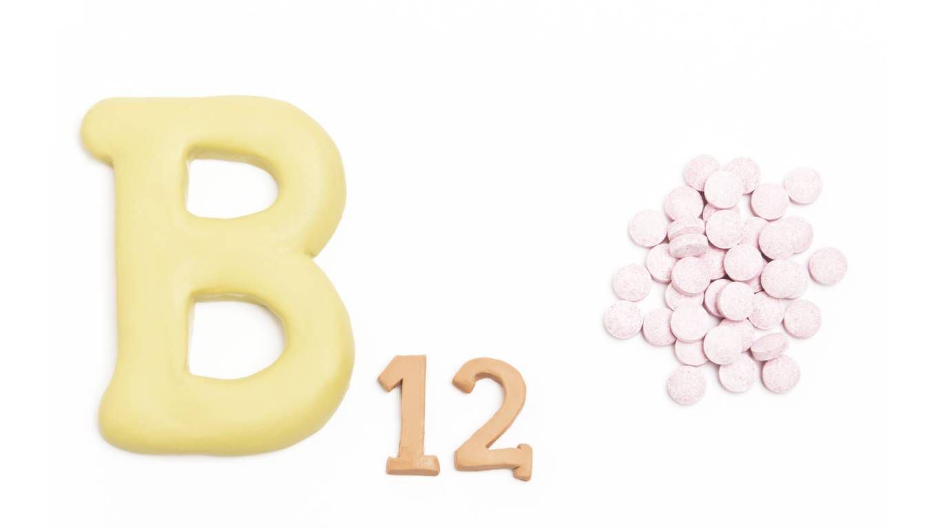 ¿qué síntomas tiene una persona cuando le falta vitamina b12?