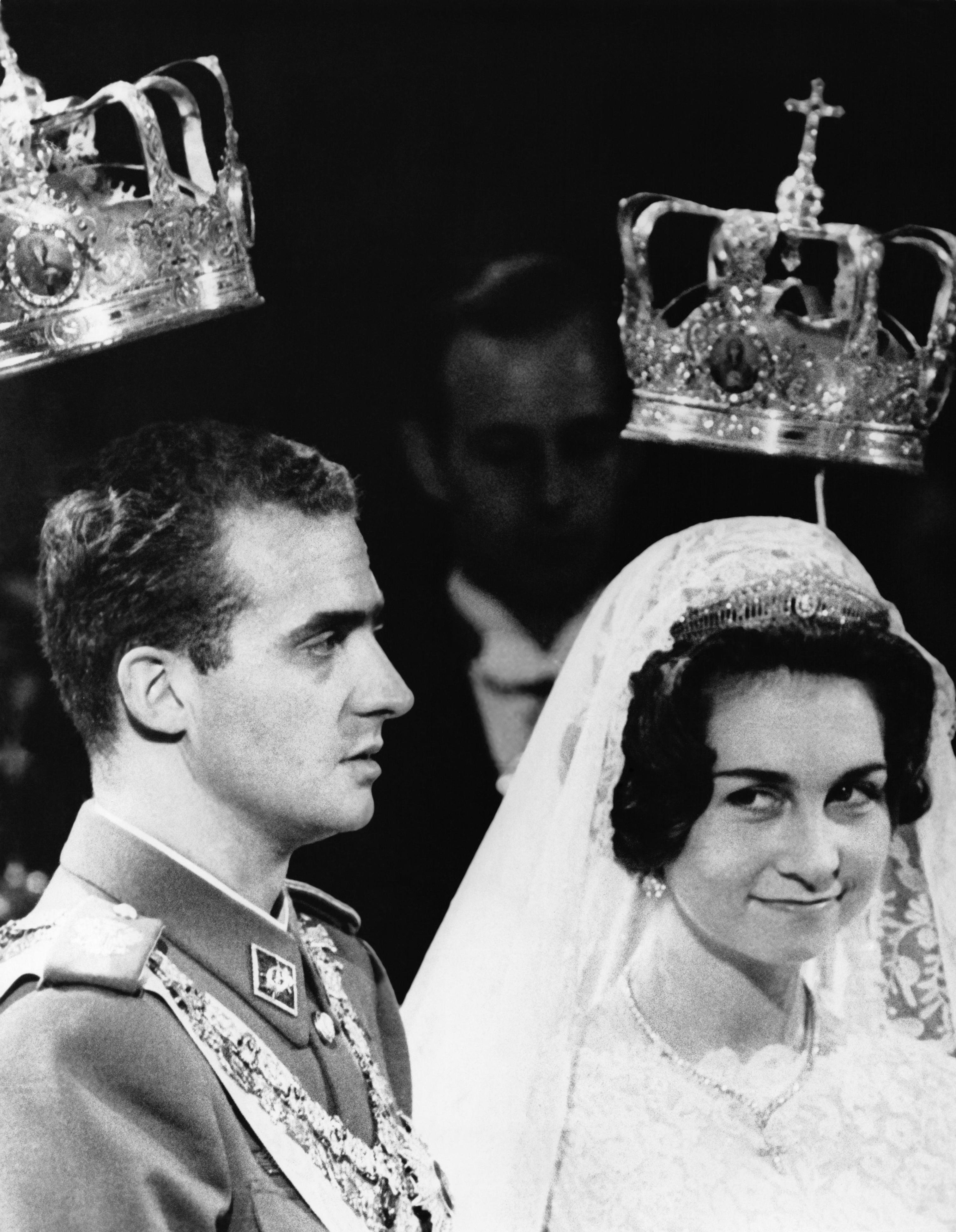 Queen Elizabeth and one of her granddaughters wore the same headpiece ...