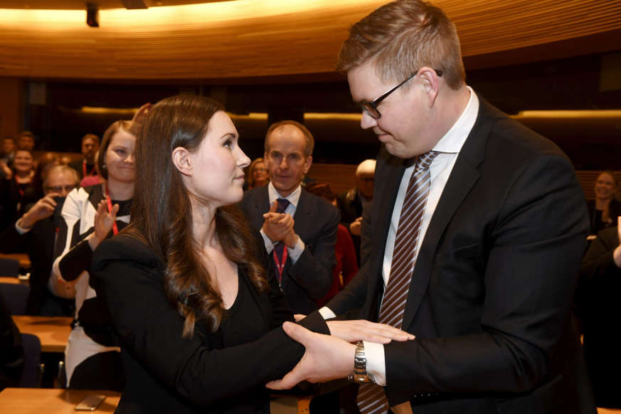 23 枚のスライドの 11 枚目: 2019年12月、辞職したアンティ・リンネの後任としてサンナ・マリンがフィンランド首相に選出された。当時34歳のマリンは、世界で最も若い国家指導者となった。