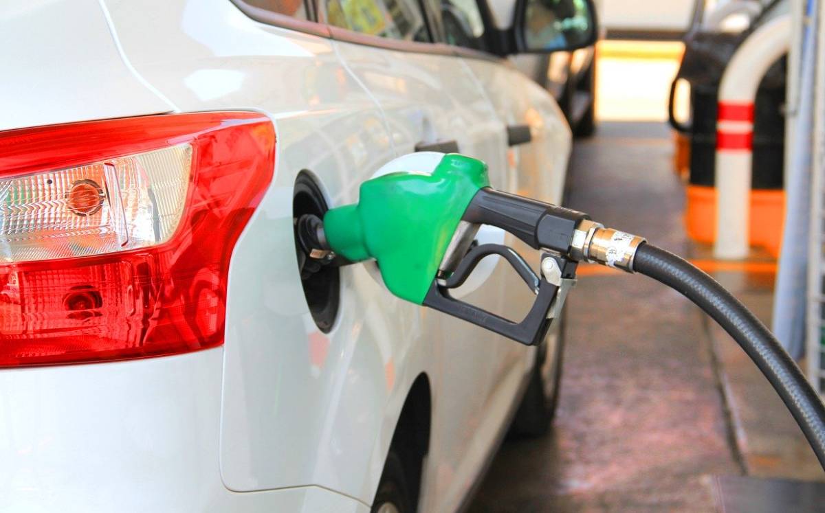 Hacienda recorta estímulo a gasolinas y sube impuesto por litro para conductores