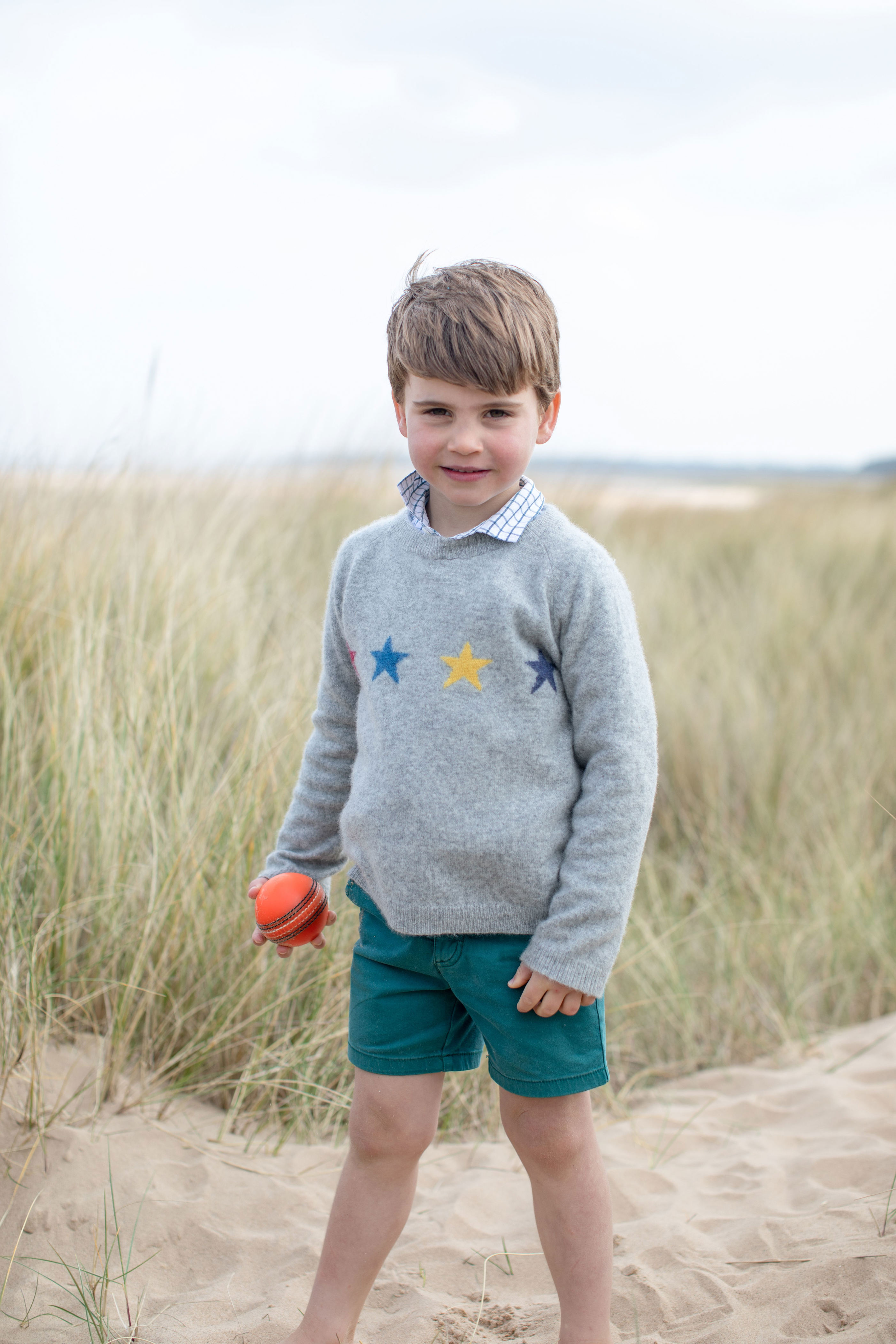 <p>Kensington Palace released this photo of Prince Louis holding a cricket ball on a beach in Norfolk, England -- it was taken by his mother, <a href="https://www.wonderwall.com/celebrity/profiles/overview/duchess-kate-1356.article">Duchess Kate</a> -- to mark his 4th birthday on April 23, 2022. Keep reading to see another adorable pic from the set...</p>