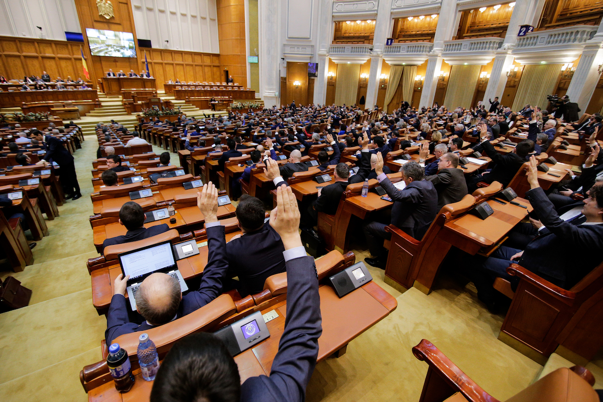 Правительство выражает. Вотум недоверия парламенту. Вотум недоверия правительству. Недоверие парламента правительству. Парламент Румынии мандат.