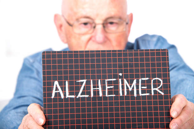 Diapositiva 11 de 13: La enfermedad de Alzheimer es el tipo de demencia más común que afecta a las personas mayores, donde los cambios cerebrales causan la muerte de las células nerviosas. Le sigue la demencia vascular y el tercer tipo con mayor incidencia es la demencia de cuerpos de Lewy. Cuáles son las fases del Alzheimer