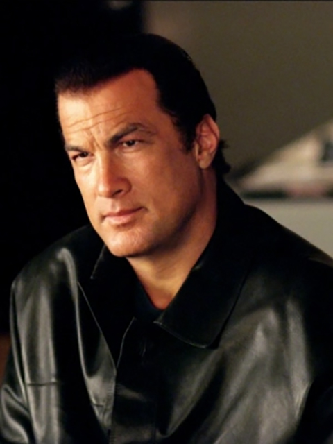 Longe do cinema e fiel à Rússia Steven Seagal treina soldados pra guerra