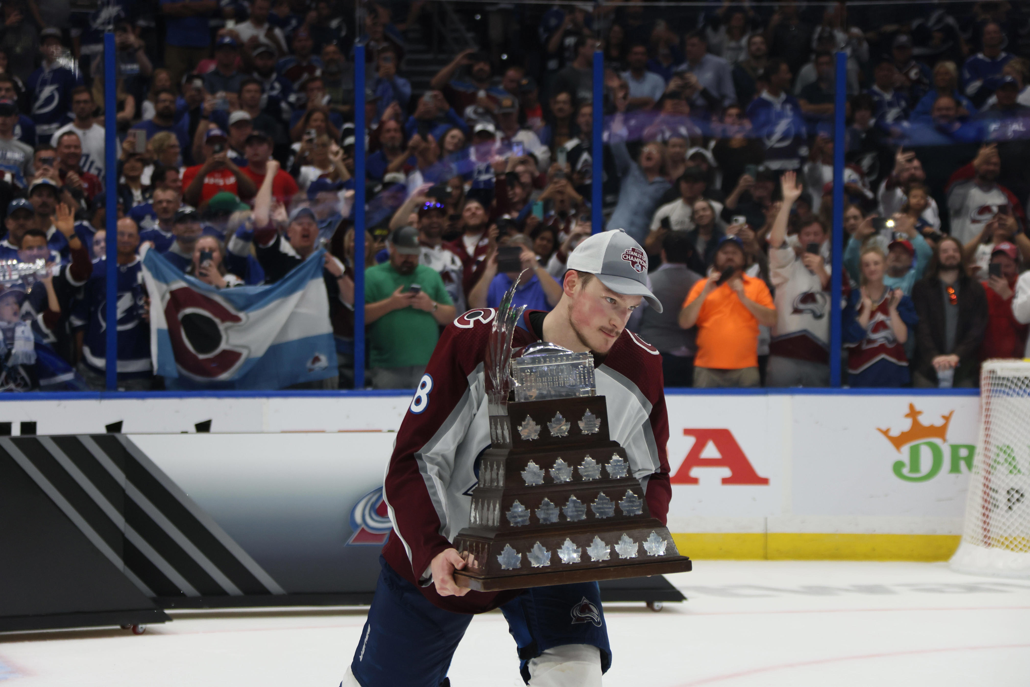 Avalanche end Lightning's reign, win Stanley Cup for first time since 2001