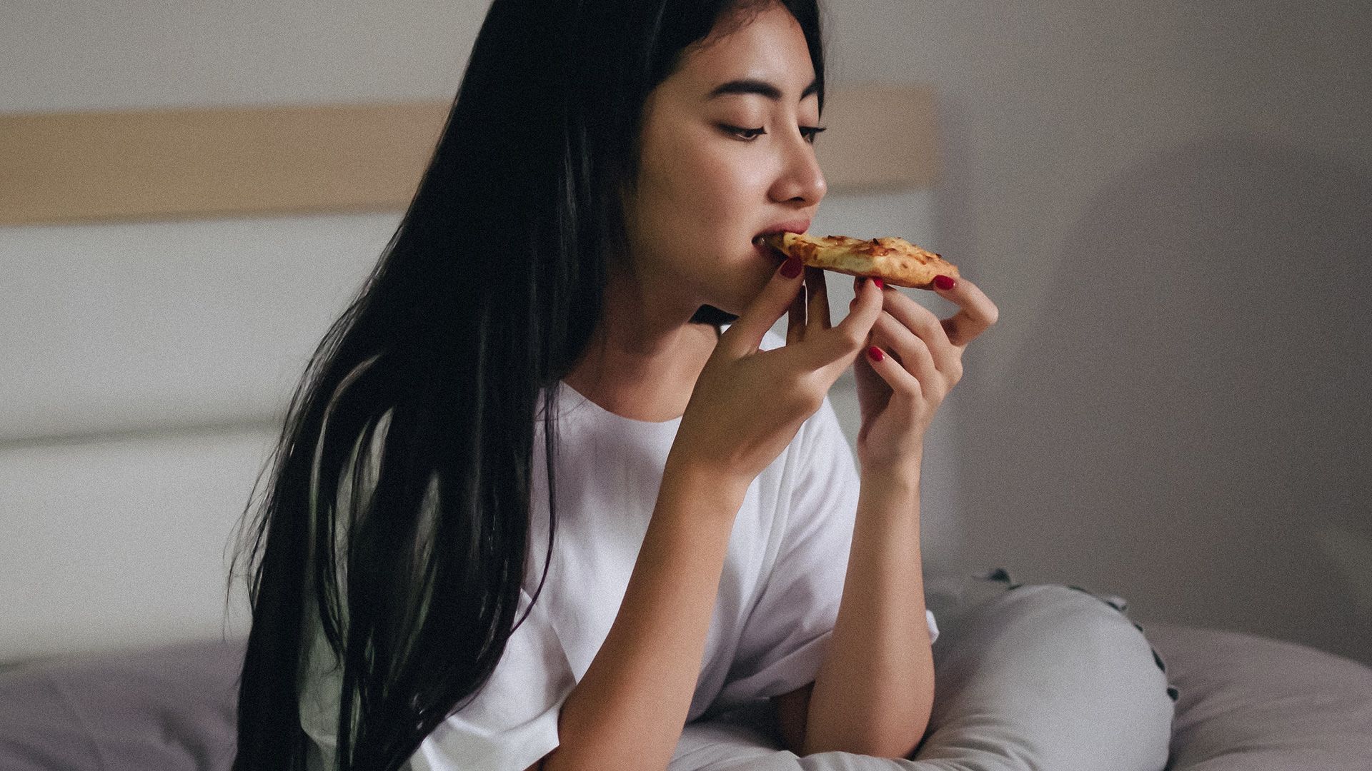 <p>                     Having trouble sleeping? Then maybe your diet is to blame. There are changes you can make to give your body a better chance of getting a good night's kip, night after night. These are the foods you should be eating (and the ones to avoid) to improve your sleep habits.                    </p>                                      <p>                     Let's begin by looking at how your general food habits influence your ability to sleep, then we'll reveal six foods that could help you sleep better.                   </p>