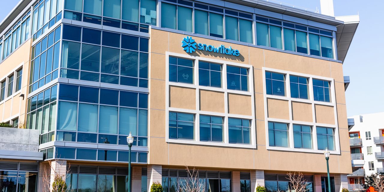 Snowflake’s stock dips as the software company gives a mixed outlook