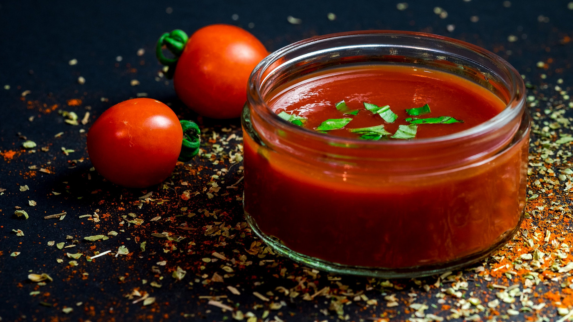 domácí rajčatový protlak si uchová pravou chuť rajčat. jen je potřeba dbát na správnou hustotu i chuť, aby byl výsledek dokonalý
