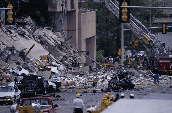 37 de 37 Fotos na Galeria: No ataque  t e r r o r i s t a  doméstico mais mortal da história dos EUA, os radicais anti-governo Timothy McVeigh e Terry Nichols bombardearam o Edifício Federal Alfred P. Murrah em Oklahoma City. No total, 168 pessoas, incluindo 19 crianças, foram mortas. Fontes: (USA Today) (Grunge)Veja também: O Melhor Filme do Oscar no ano que você nasceu!