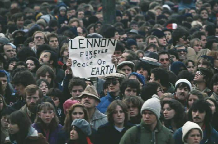 22 de 37 Fotos na Galeria: Em 8 de dezembro de 1980, o ícone da música John Lennon foi morto a tiros em Nova York. Muitos continuam a se reunir em seu memorial Strawberry Fields no Central Park no aniversário de sua morte.