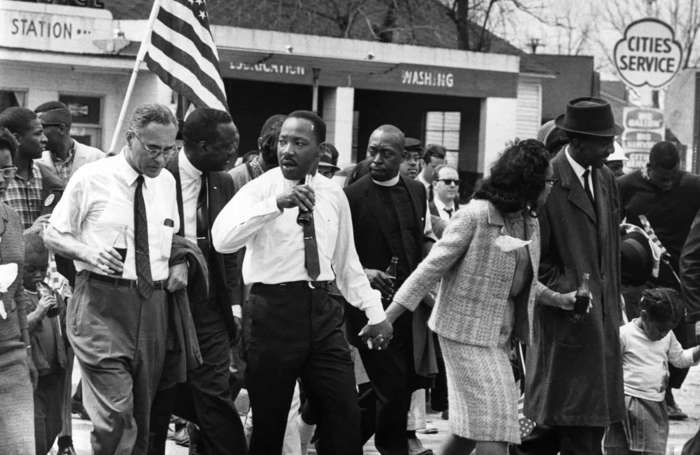 7 de 37 Fotos na Galeria: As marchas de Selma a Montgomery foram três marchas de protesto, realizadas ao longo da rodovia de 87 km que liga a cidade de Selma a Montgomery. Os protestos pacíficos foram organizadas por ativistas não violentos que apoiavam que os cidadãos afro-americanos exercessem seus direitos constitucionais de voto.