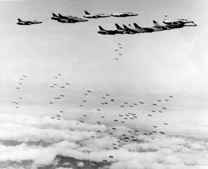 8 de 37 Fotos na Galeria: Foi a primeira vez que as forças americanas bombardearam a capital norte-vietnamita de Hanói. O evento acabou com qualquer esperança de uma rápida resolução da crescente Guerra do Vietnã.