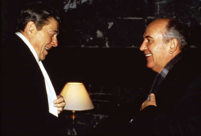 27 de 37 Fotos na Galeria: Apesar das críticas do presidente dos EUA Ronald Reagan à União Soviética, ele concordou em se encontrar com Mikhail Gorbachev em Genebra, Suíça. Embora o encontro não tenha tido muito resultado, esse foi o primeiro passo do que se tornaria uma relação mais próxima entre as duas superpotências.