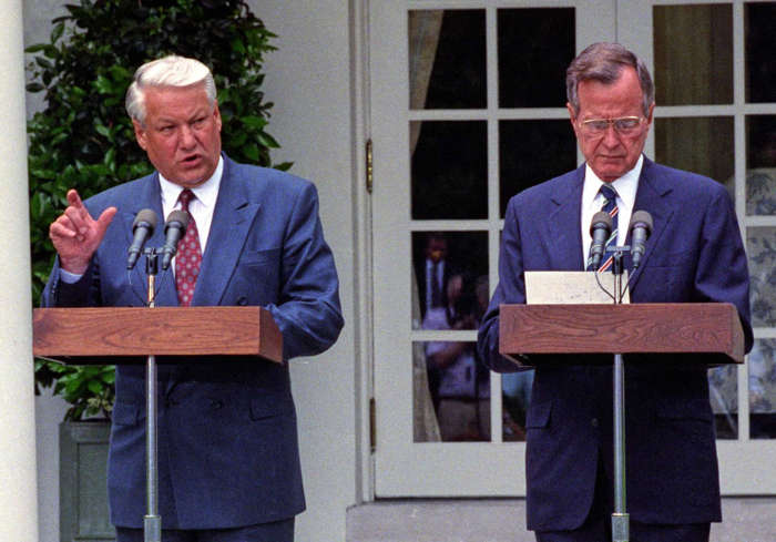 34 de 37 Fotos na Galeria: Poucas semanas após a dissolução da União Soviética, o presidente americano George H.W. Bush e seu o presidente russo Boris Yeltsin se reuniram para declarar formalmente o fim da Guerra Fria. A reunião ocorreu dias depois de ambos os países anunciarem que parariam de mirar mísseis nucleares um contra o outro.