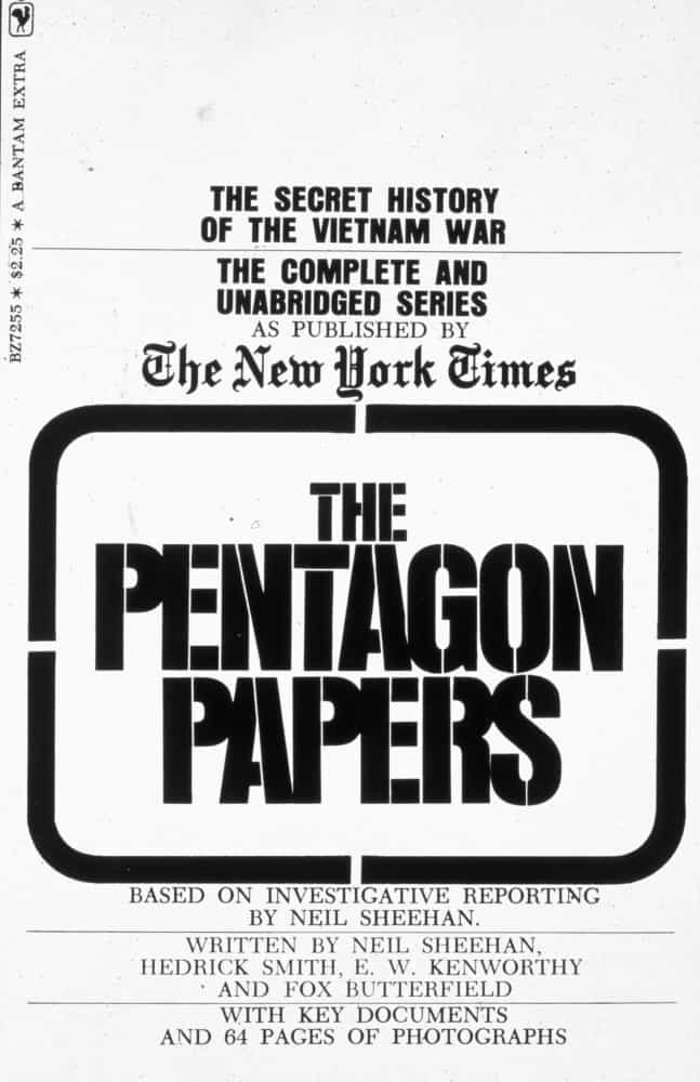 13 de 37 Fotos na Galeria: Os Pentagon Papers foram um estudo do Departamento de Defesa dos EUA sobre o envolvimento do país na Guerra do Vietnã. Os documentos foram publicados primeiro pelo jornal The New York Times, expondo diversos erros e como várias administrações enganaram o público americano sobre a guerra. Eles também revelaram bombardeios clandestinos em Laos, que hoje é considerado o bombardeio mais pesado da história.