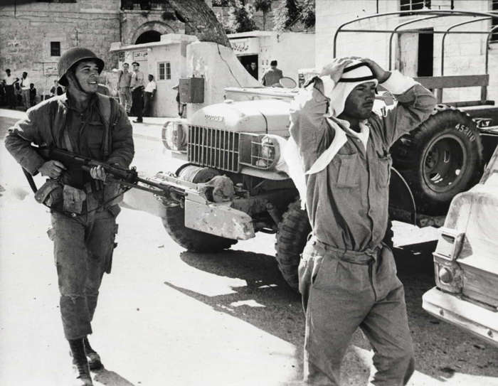 9 de 37 Fotos na Galeria: Em 1967, a tensão entre Israel e seus vizinhos árabes era mais uma vez alta, pois eles se encontravam numa guerra sangrenta e controversa. Mesmo em desvantagem numérica, o Estado judeu provou ser feroz, no que ficou conhecido como a Guerra dos Seis Dias.