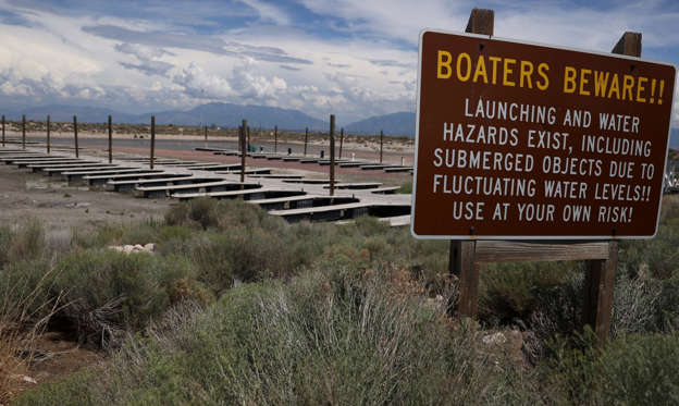 Diapositiva 1 de 16: El Gran Lago Salado de Utah se seca. Si continúa así, será un nuevo mar de Aral, una masa de agua desaparecida para siempre. Las consecuencias van más allá de la desertización. The New York Times ha alertado sobre lo que se califica de "bomba nuclear medioambiental (environmental nuclear bomb)".