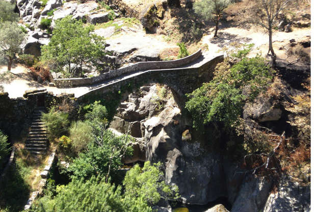 Slide 4 de 20: Ponte do Diabo (Portugal) - A Ponte da Mizarela foi erguida na Idade Média sobre o rio Rabagão, entre Vieira do Minho e Montalegre.